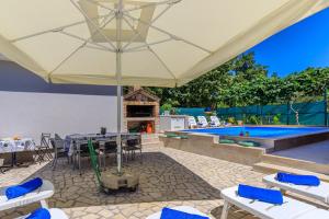 Bassein majutusasutuses Apartments Vanessa with Shared Pool või selle lähedal