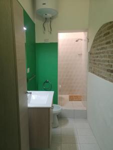 une salle de bains avec lavabo, toilettes et douche dans l'établissement Monolocale Studio Flat, à Pérouse 10 autres photos