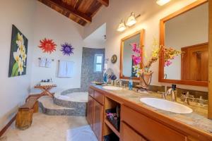 Koupelna v ubytování Indigo Belize 2C condo + 7 fotografií