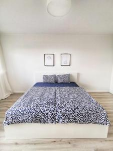 Кровать или кровати в номере Szín-Aranyhíd Apartman