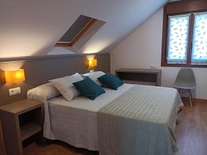 - une chambre avec un grand lit et une fenêtre dans l'établissement Albergue Hostel Nuestra Señora del Camino, à Combarro