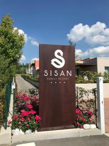 een bord voor een sams familieresort met bloemen bij Sisan Family Resort in Bardolino