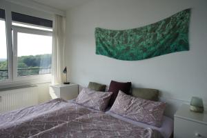 Schlafzimmer mit einem Bett und einem Fenster in der Unterkunft Seeperle in Malente