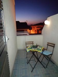 un tavolo e sedie su un balcone con vista di Maison C&G a Pachino
