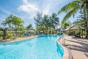 Der Swimmingpool an oder in der Nähe von ThaiLife Wellness & Meditation Resort- SHA Plus