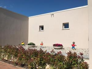 un grupo de niños parados frente a un edificio en Sisan Family Resort, en Bardolino