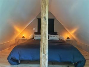 um quarto com uma cama no sótão em Le Pré Aux Loups em Hautot-sur-Mer