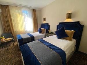 Postel nebo postele na pokoji v ubytování Nobel Hotel