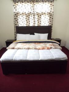Postel nebo postele na pokoji v ubytování Hunza Regency Inn