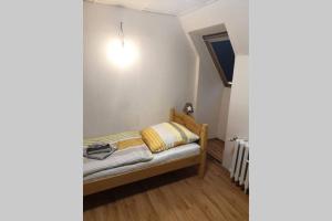 Ein Bett oder Betten in einem Zimmer der Unterkunft Große Gästewohnung Böllstorf GbR (mit Klimaanlage)