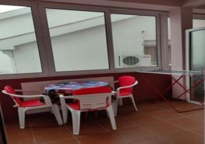 ブドヴァにあるRooms Kuljicの窓のある部屋(テーブル、椅子付)