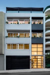 fasada budynku z dużymi oknami w obiekcie Supreme Comfort Apartments by Athens Stay w Atenach