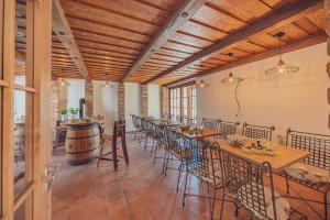 een kamer met tafels en stoelen en een bar bij Žabinec - penzion, vinotéka in Kurdějov