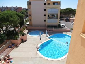 - Vistas a la piscina desde un edificio en APPARTEMENT SUR LE PORT DE Gruissan, en Gruissan