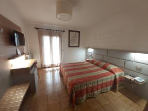 pokój hotelowy z łóżkiem i oknem w obiekcie Albergo Ristorante K2 w mieście Abetone