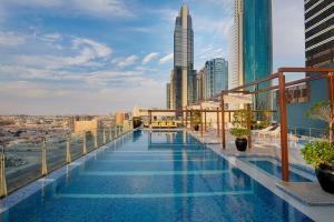 une piscine sur le toit d'un immeuble avec une ville dans l'établissement Nassima Tower Hotel Apartments, à Dubaï