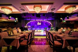 une salle de banquet avec des tables et une scène en arrière-plan dans l'établissement Nassima Tower Hotel Apartments, à Dubaï 166 autres photos