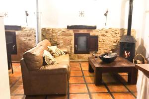 ハベアにあるNo4 CasaTosca Javea - Apart Attico con Terraza - Escaleras - En el Centro del Casco Antiguoのリビングルーム(ソファ、暖炉付)