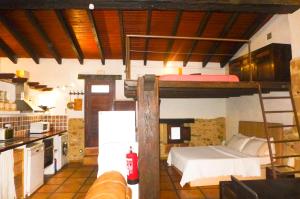 ハベアにあるNo4 CasaTosca Javea - Apart Attico con Terraza - Escaleras - En el Centro del Casco Antiguoの二段ベッドとキッチンが備わる客室です。