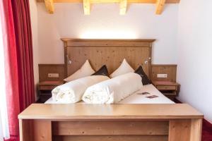 Postel nebo postele na pokoji v ubytování Hotel Garni Lawens