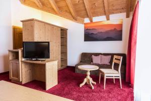TV a/nebo společenská místnost v ubytování Hotel Garni Lawens