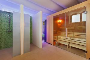 uma casa de banho com uma cabina de duche ao nível do chão e um WC. em At the Park Hotel em Baden