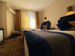 Postel nebo postele na pokoji v ubytování Nobel Hotel