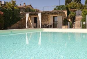 une piscine devant une maison dans l'établissement Le Case Di Camin Bianco, à Castelfiorentino