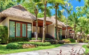Сад в Tup Kaek Sunset Beach Resort-SHA Plus