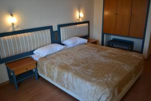 Een bed of bedden in een kamer bij Astron Hotel