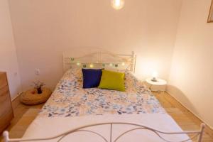 Postel nebo postele na pokoji v ubytování HOLIDAY HOME VINTAGE, Makarska - Lovreć
