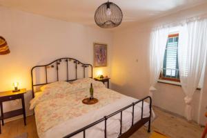Postel nebo postele na pokoji v ubytování HOLIDAY HOME VINTAGE, Makarska - Lovreć