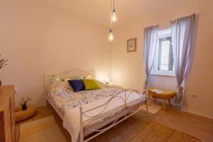 Postel nebo postele na pokoji v ubytování HOLIDAY HOME VINTAGE, Makarska - Lovreć