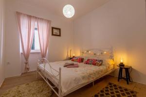 Postel nebo postele na pokoji v ubytování HOLIDAY HOME VINTAGE, Makarska - Lovreć