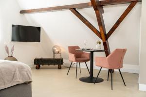 
a living room filled with furniture and a table at Bossche Suites No2 - Verwersstraat in Den Bosch
