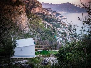 una caja blanca sentada a un lado de una montaña en La Casetta Nel Bosco, Amalfi, en Amalfi