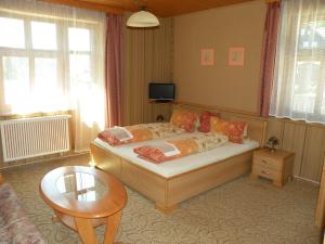 Posteľ alebo postele v izbe v ubytovaní Hotel Lesní dům