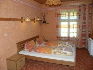 Posteľ alebo postele v izbe v ubytovaní Hotel Lesní dům