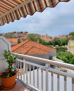 balcón con vistas a la ciudad en Rooms & Apartments Dolac, en Hvar