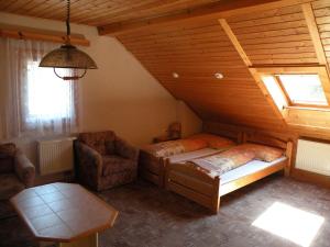Posteľ alebo postele v izbe v ubytovaní Hotel Lesní dům