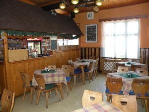 Reštaurácia alebo iné gastronomické zariadenie v ubytovaní Hotel Lesní dům