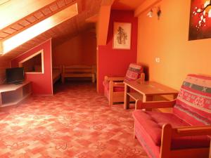 Televízia a/alebo spoločenská miestnosť v ubytovaní Hotel Lesní dům
