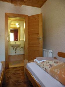 Posteľ alebo postele v izbe v ubytovaní Hotel Lesní dům