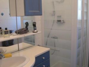 Villa de 250 m², climatisée, sur 2 niveaux au bord de l'eau - FR-1-100-243 في كافالير سور مير: حمام مع حوض ودش +22 صورة