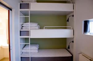 Palanda nebo palandy na pokoji v ubytování Motel X