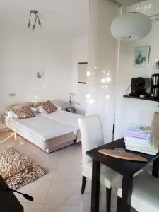 Un dormitorio con una cama, un escritorio, una mesa y una silla. en Apartments Maria, en Koločep