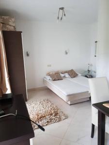 Habitación blanca con cama y alfombra en Apartments Maria, en Koločep 38 fotos más