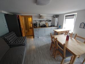 kuchnia z drewnianym stołem i jadalnią w obiekcie Apartament w Karkonoszach w mieście Podgórzyn