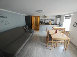 salon z kanapą i stołem w obiekcie Apartament w Karkonoszach w mieście Podgórzyn +9 zdjęć