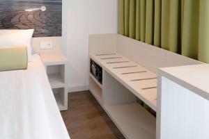 Rúm í herbergi á Super 8 by Wyndham Dresden